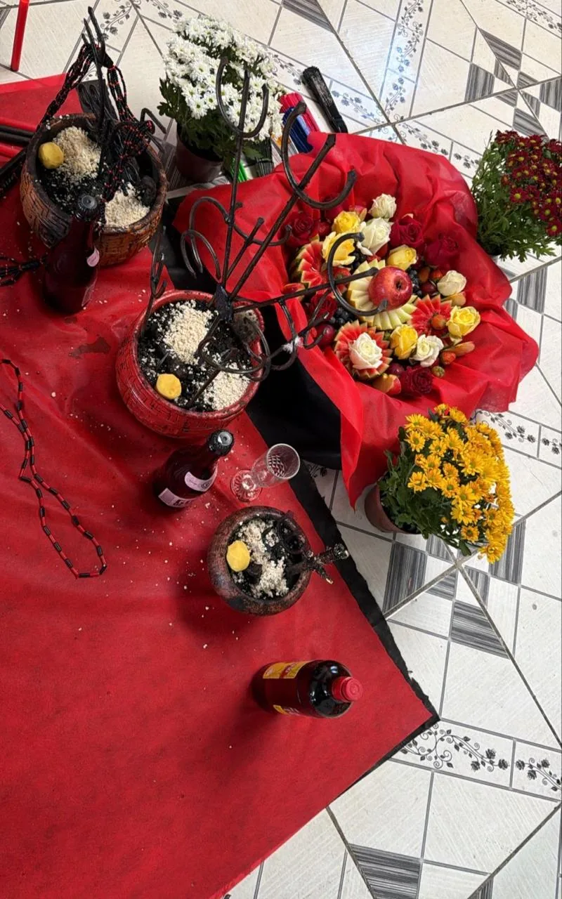 Preparação ritualística com flores e oferendas