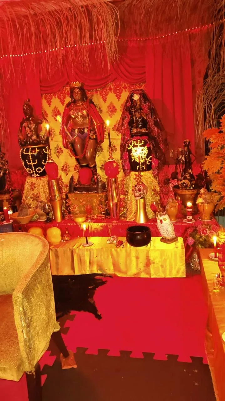 Altar em tons de vermelho no Templo Maria Padilha