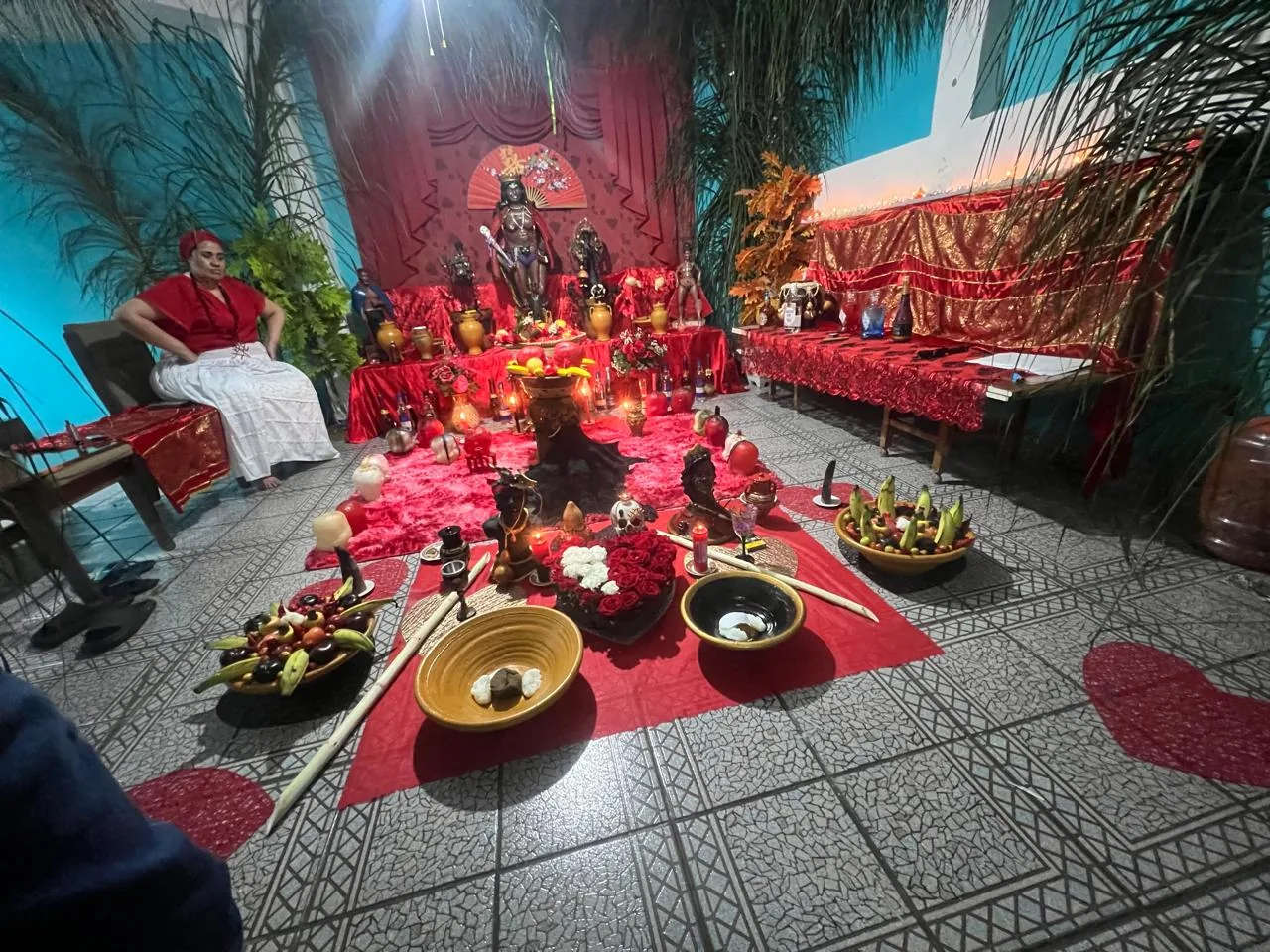 Altar e ambiente ritualístico do Templo Maria Padilha