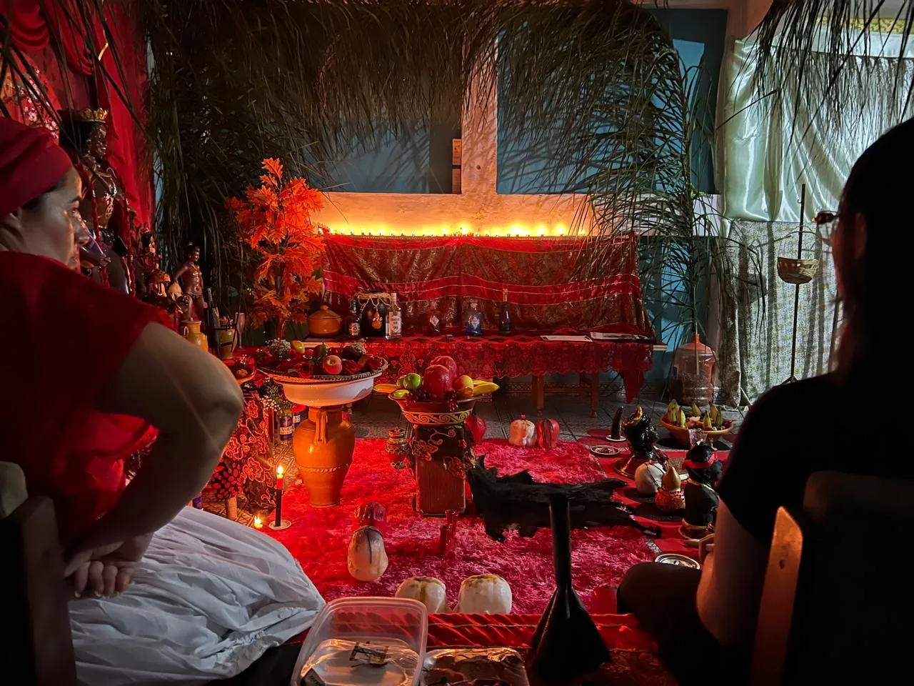 Espaço interno do templo com altar preparado