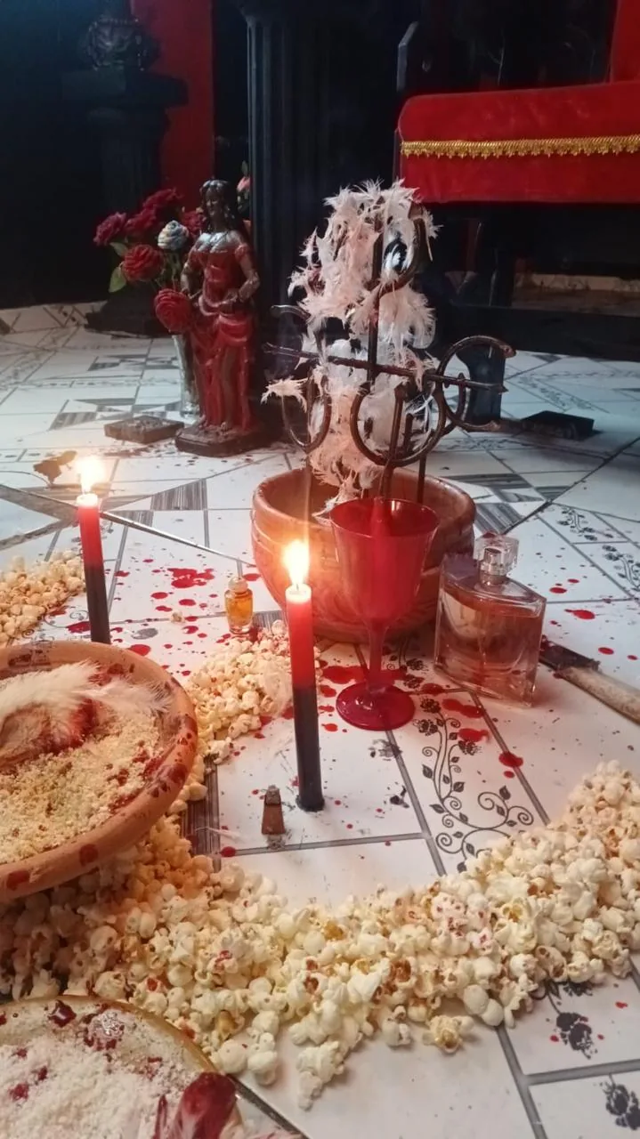 Elementos ritualísticos em vermelho e dourado